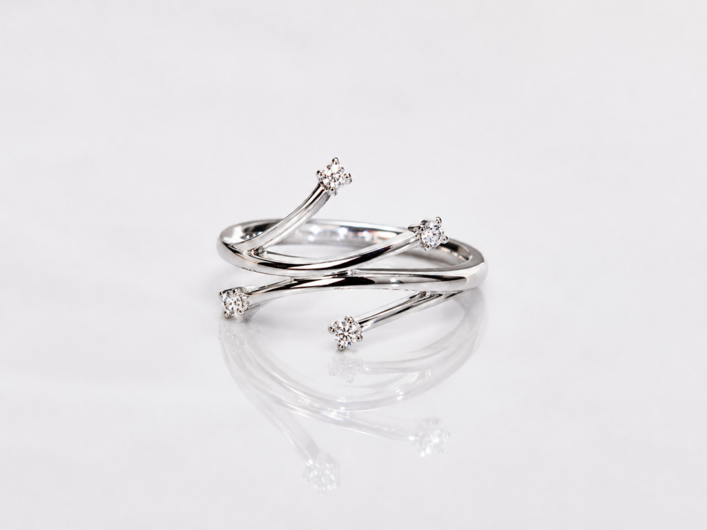Anello fantasia in oro bianco e diamanti