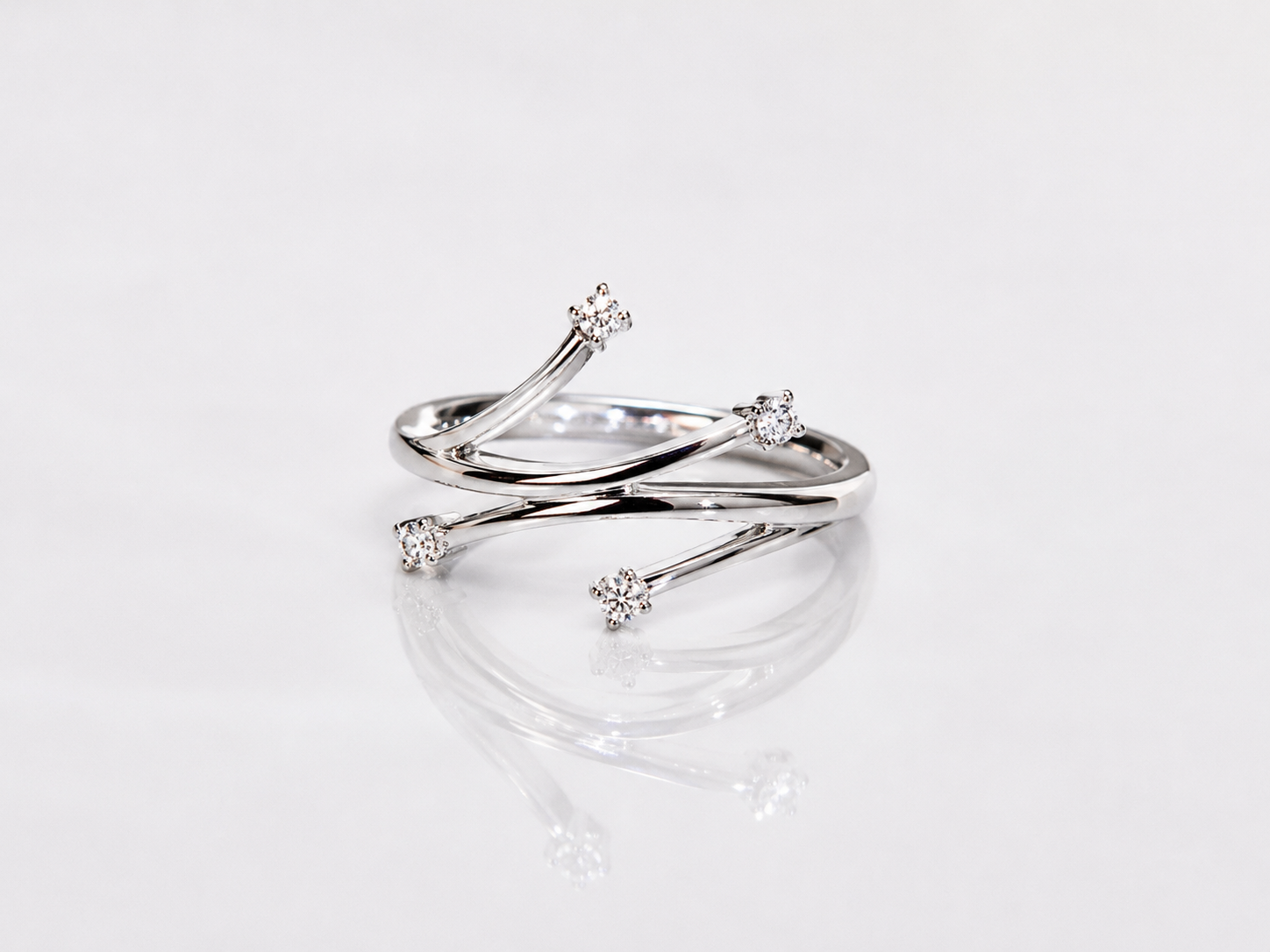 Anello fantasia in oro bianco e diamanti