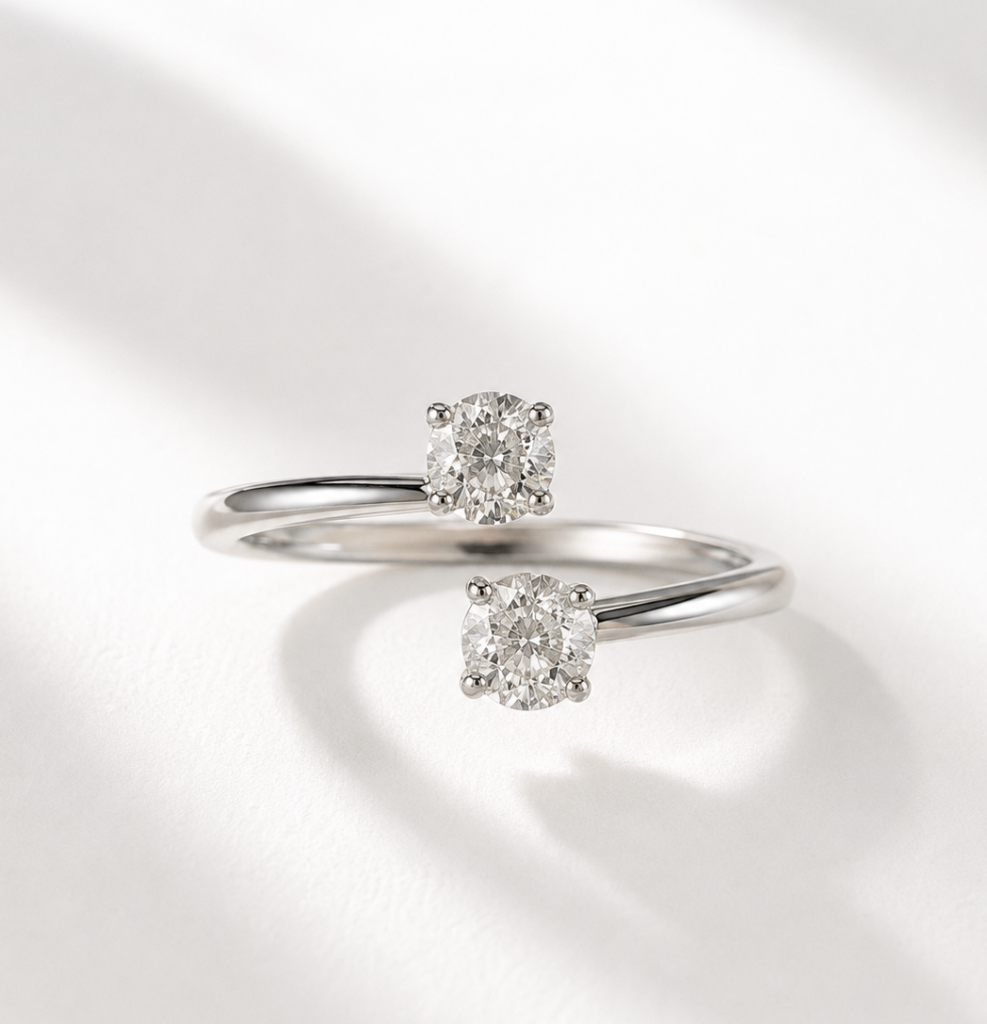 Anello Contrarié in oro bianco con due Diamanti taglio brillante