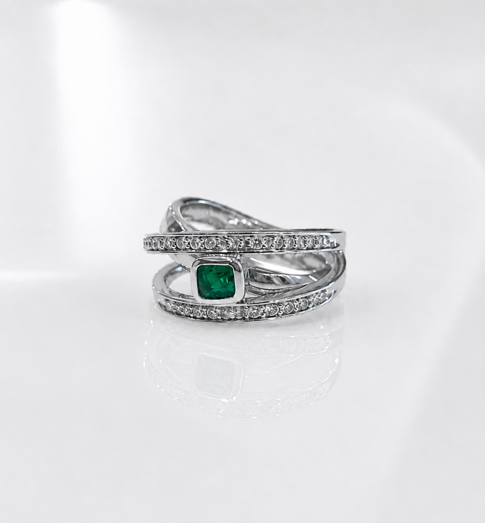 Anello Fantasio in oro bianco con smeraldo e diamanti