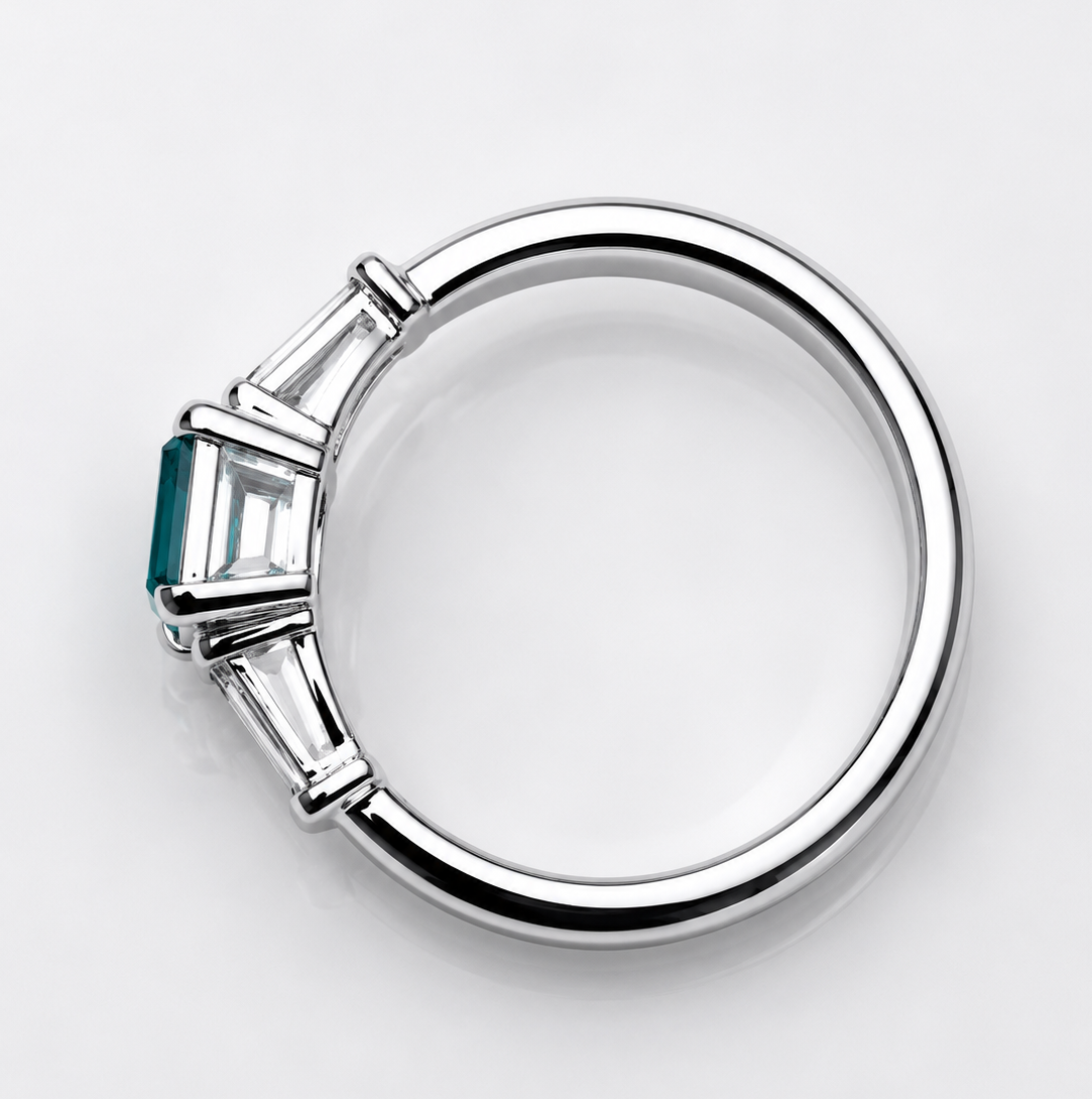 Anello in oro bianco con smeraldo e diamanti tapered baguette - immagine 2