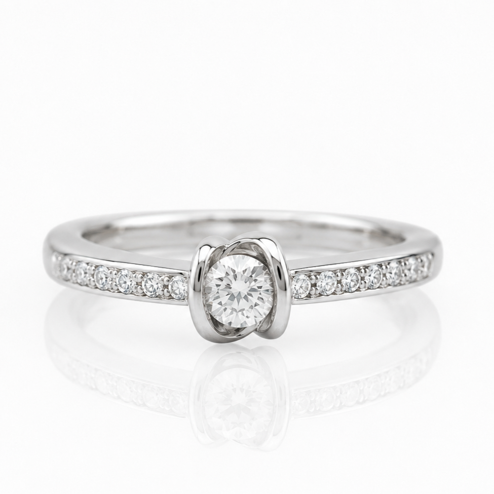 Anello solitario semi-bezel in oro Bianco con diamante taglio brillante