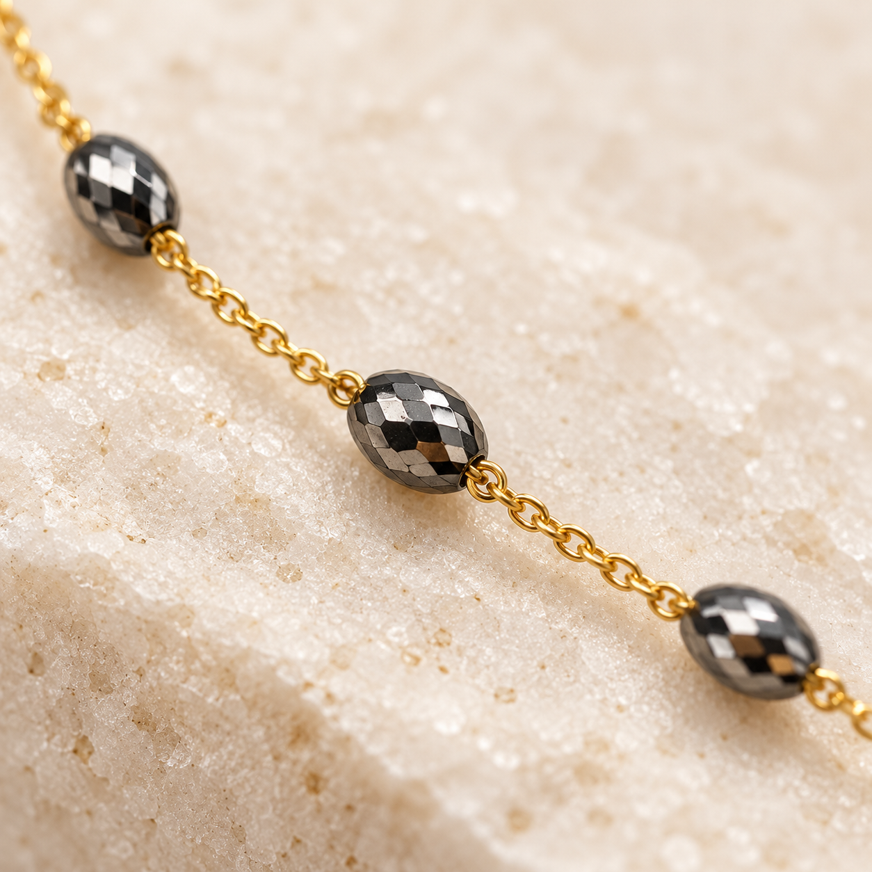 Bracciale in oro con elementi ovali rodiati neri - immagine 2